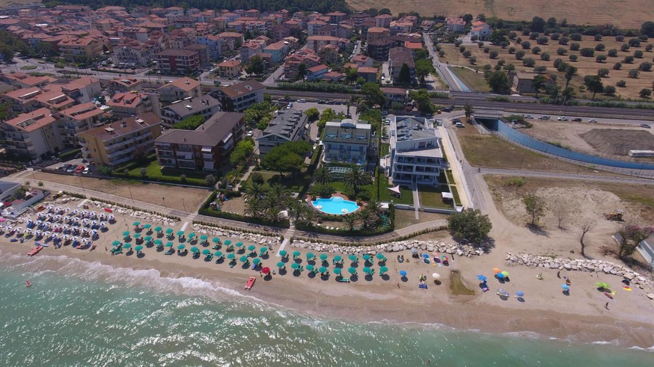 Hotel Ambasciatori Pineto Bagian luar foto