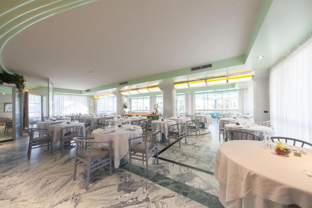 Hotel Ambasciatori Pineto Bagian luar foto